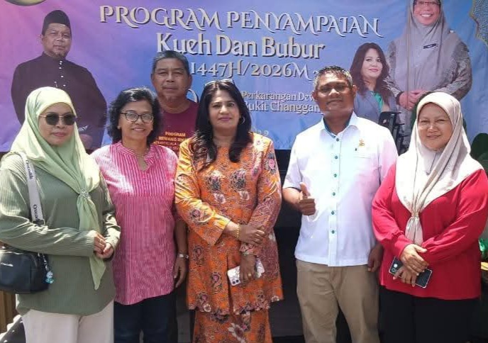 புக்கிட் ஜங்காங் கிராமத்தில் நோன்புத் துறப்போருக்கான பூபோர் கச்சாங் தயாரிப்பு =கோலலங்காட் நகராண்மைக் கழக உறுப்பினர் உமா நந்தினி பங்கேற்பு 