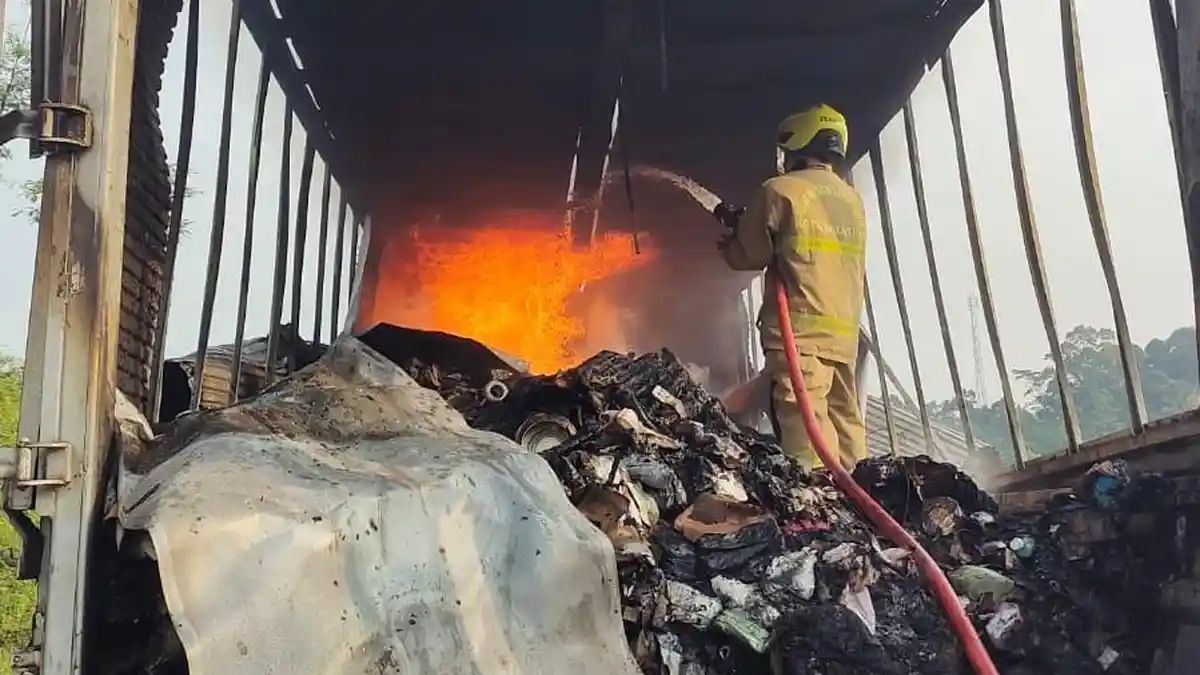 Parcel 7 tan hangus dalam kebakaran