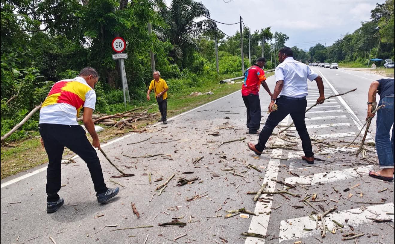 உலு யாம் சாலை நடுவே விழுந்து கிடந்த மரக் கிளையை அப்புறப்படுத்திய பாப்பா ராய்டு வின் மனித நேய சேவை