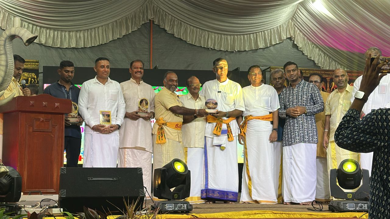 எஸ்.பி.எம் மாணவர்களுக்கு மடிக்கணினி அன்பளிப்பு -  டத்தோ மரியதாஸ் கோபாலின் கல்விச் சேவை!
