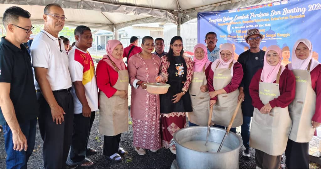 கூட்டுப்பணி முறையில் பந்திங் சட்ட மன்ற மக்கள் சேவை மையத்தின் அதிகாரிகள் பூபோர் லம்போக் நோன்புக் கஞ்சி தயாரிப்பு. 