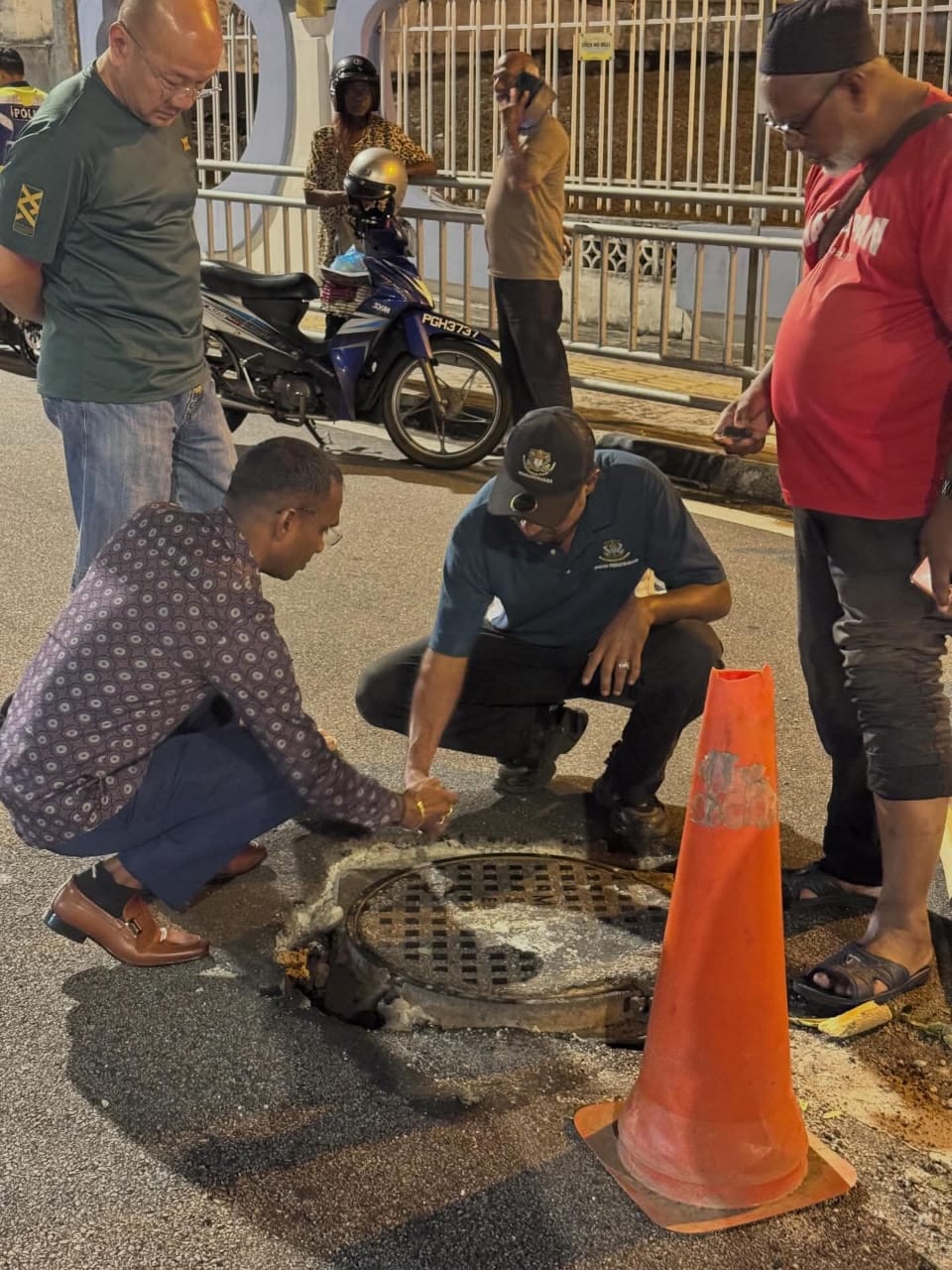  பினாங்கு ஜாலான் மஸ்ஜிட் நெகிரி சாலையின் சாக்கடைப் புழை உடனடி சரிபார்ப்பு!