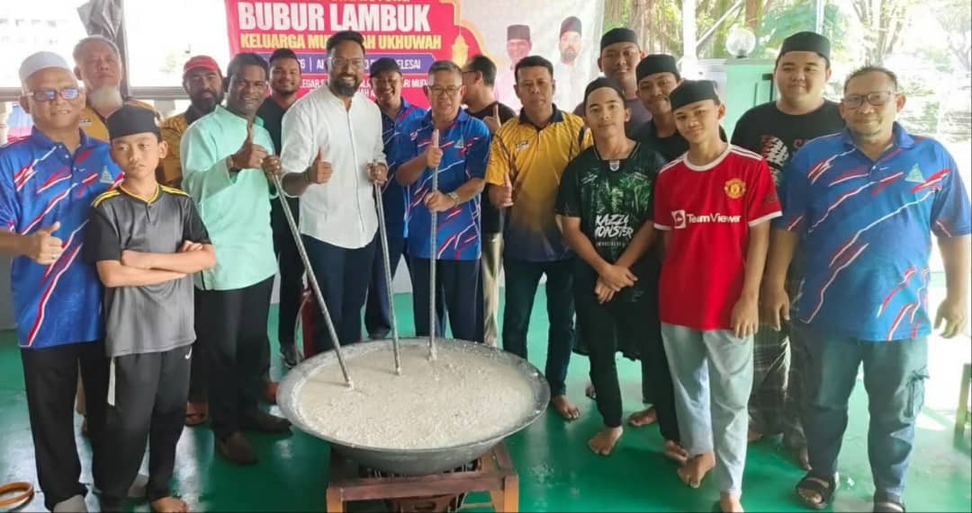 பூபோர் லம்போக் நோன்புக் கஞ்சி கூட்டுப் பணித் தயாரிப்பில் கோத்தா கெமுனிங் சட்ட மன்ற உறுப்பினர் பிரகாஷ் சம்புநாதன் பங்கேற்பு. 